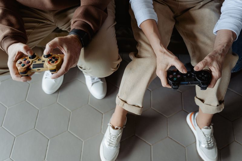 Illustration 3: Couple gaming